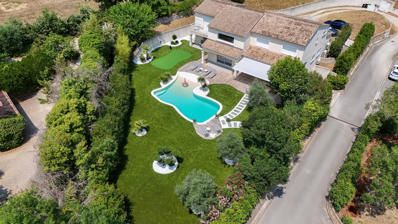 Création d'un putting green de 30m² à Opio dans le cadre d'un aménagement complet en gazon synthétique