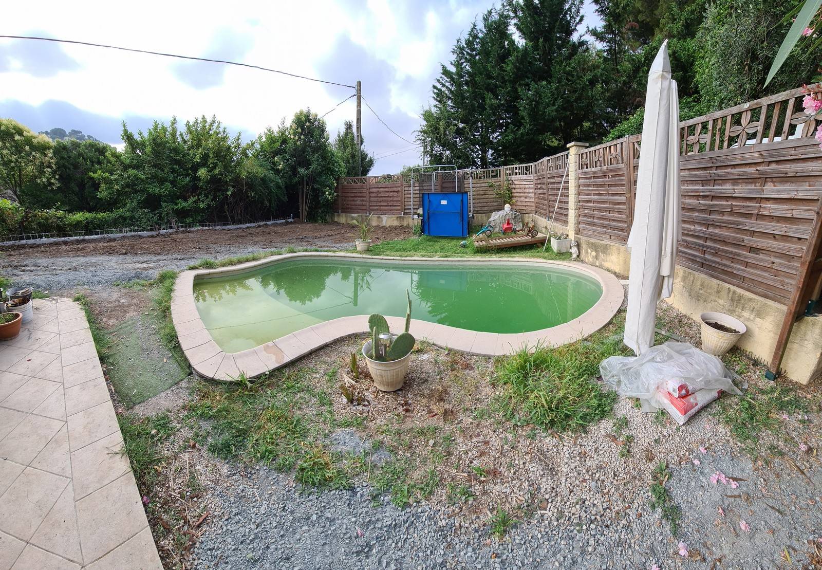 Pose de gazon synthétique autour d'une piscine à Mougins