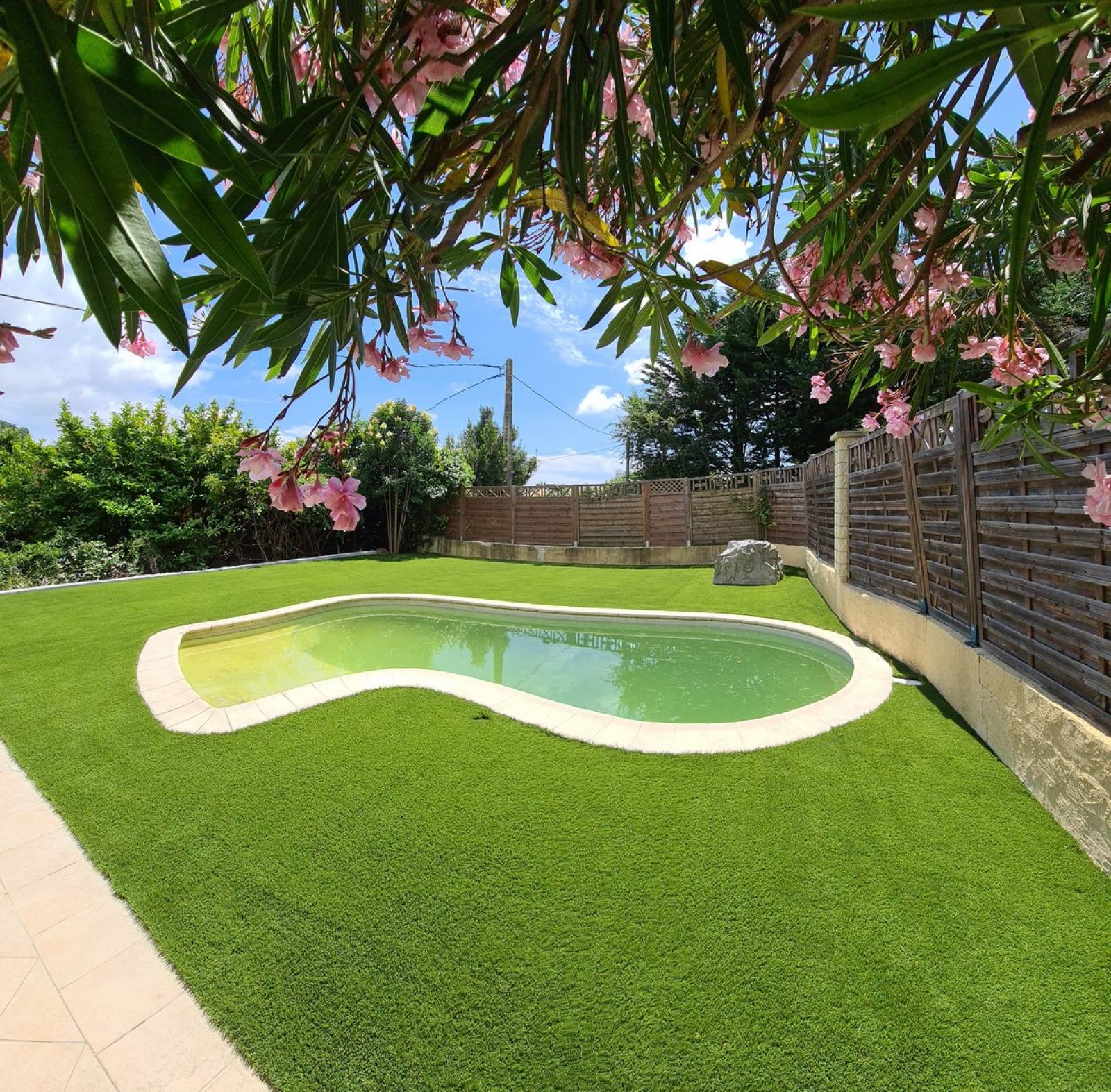 Destockage et promotion de gazon synthétique vers Saint-Tropez proche de Saint-Raphaël