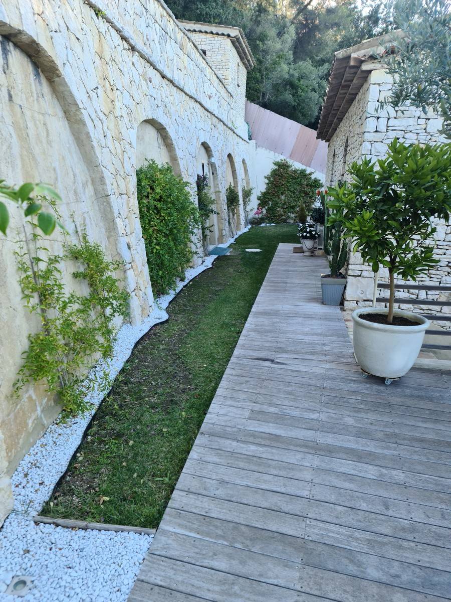 Création sur mesure d'un putting green de 20m² dans un tout petit espace inutilisé d'un jardin