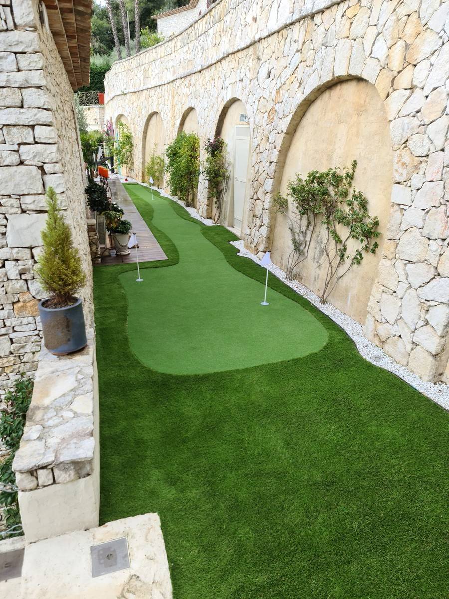 Création sur mesure d'un putting green de 20m² dans un tout petit espace inutilisé d'un jardin