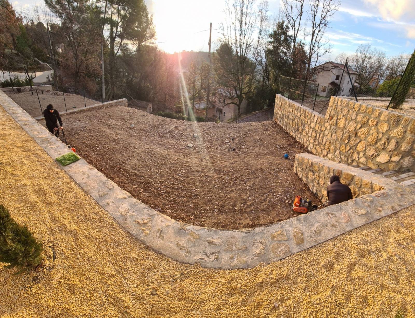 Recouvrement d'une fosse septique en gazon synthétique à effet naturel sur un jardin au Tignet à côté de Grasse
