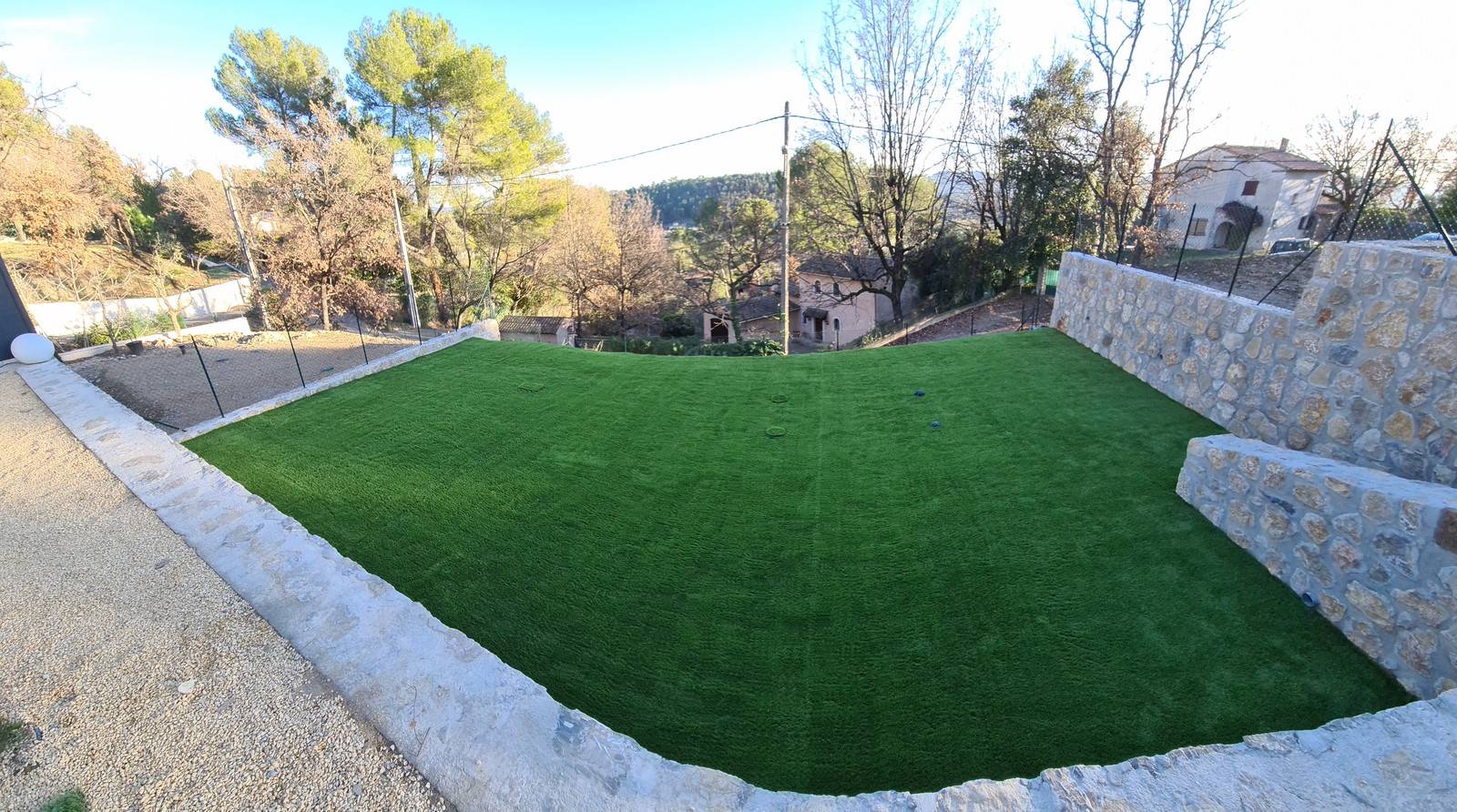 Recouvrement d'une fosse septique en gazon synthétique à effet naturel sur un jardin au Tignet à côté de Grasse