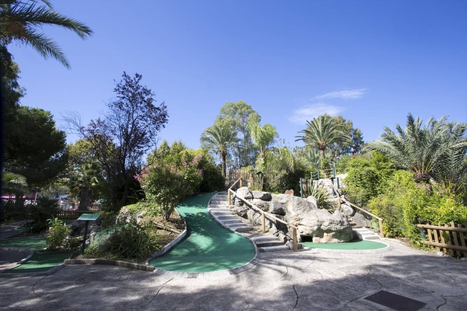 Rénovation réussie pour le mini-golf de 18 trous du Marineland d’Antibes