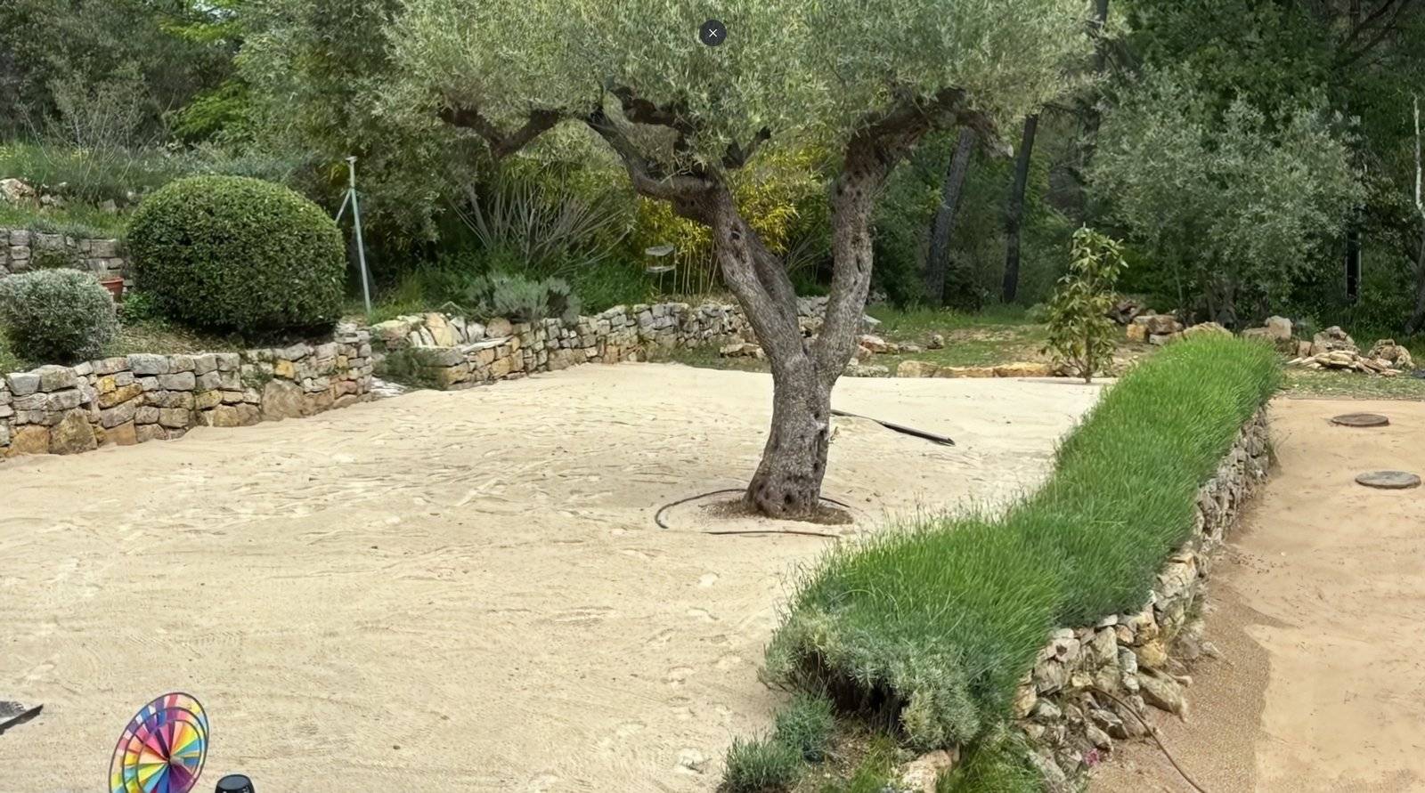 Pose de gazon synthétique AZUR 40mm pour un jardin sur 2 restanques à Lorgues dans le Var