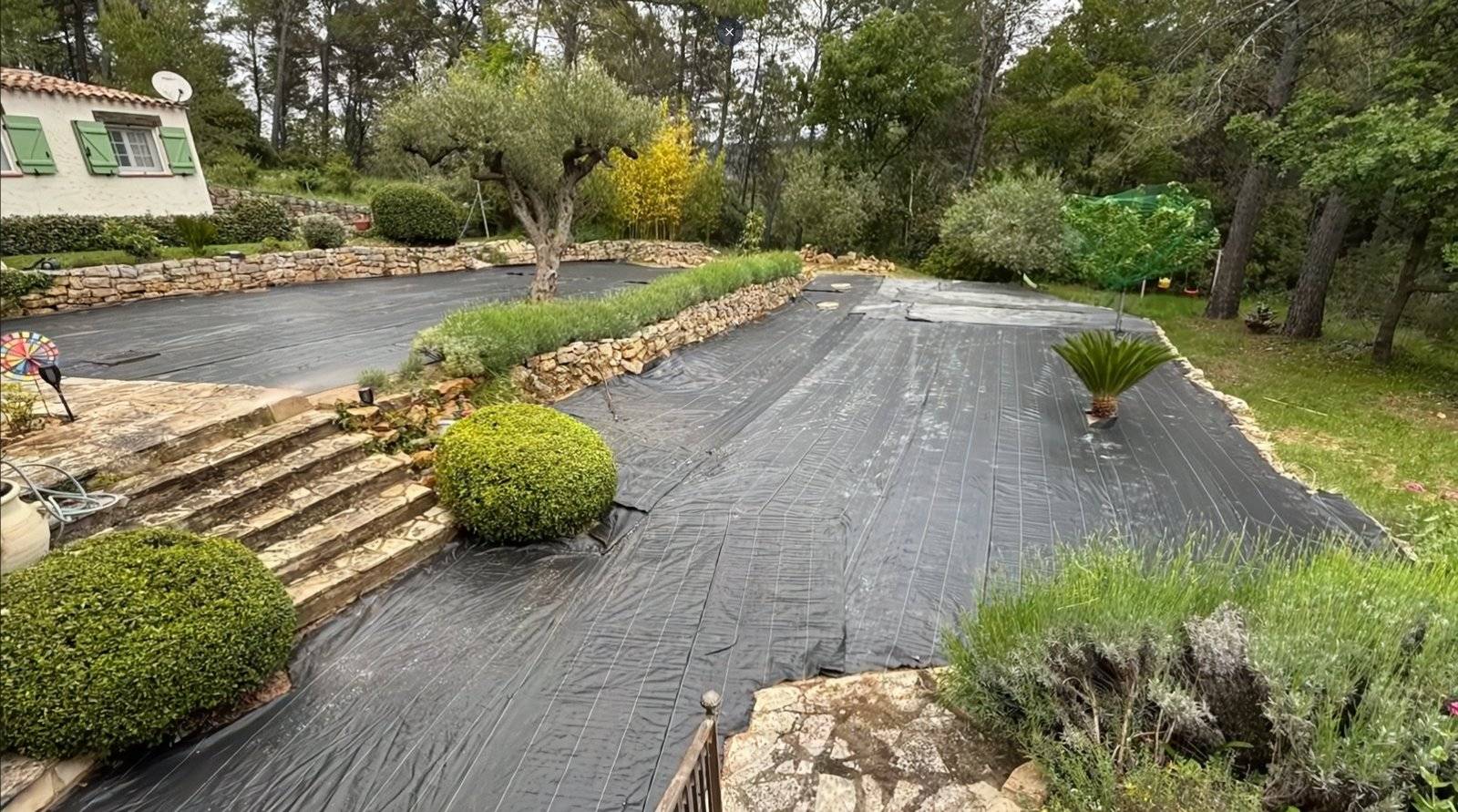 Pose de gazon synthétique AZUR 40mm pour un jardin sur 2 restanques à Lorgues dans le Var