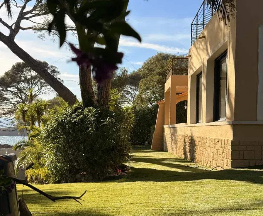 Perspective latérale du jardin en gazon synthétique avec vue mer