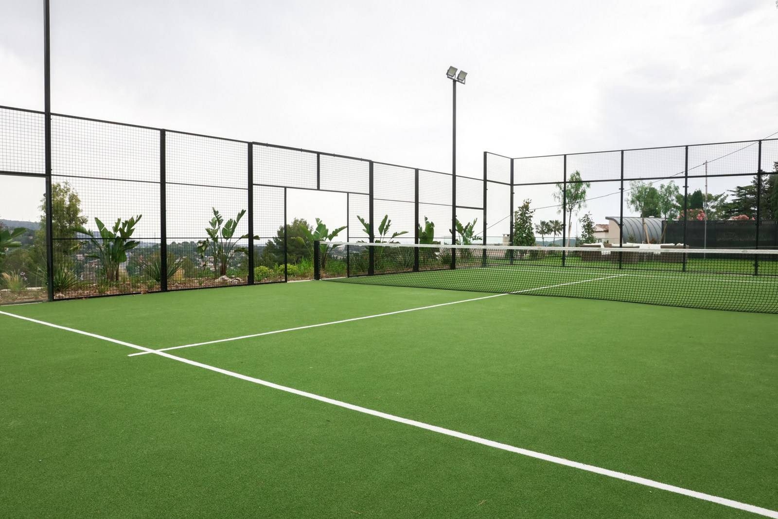 Installation d'un court de padel avec infrastructure et gazon à Mougins (06) chez un particulier, matériaux haut de gamme sur dalle béton