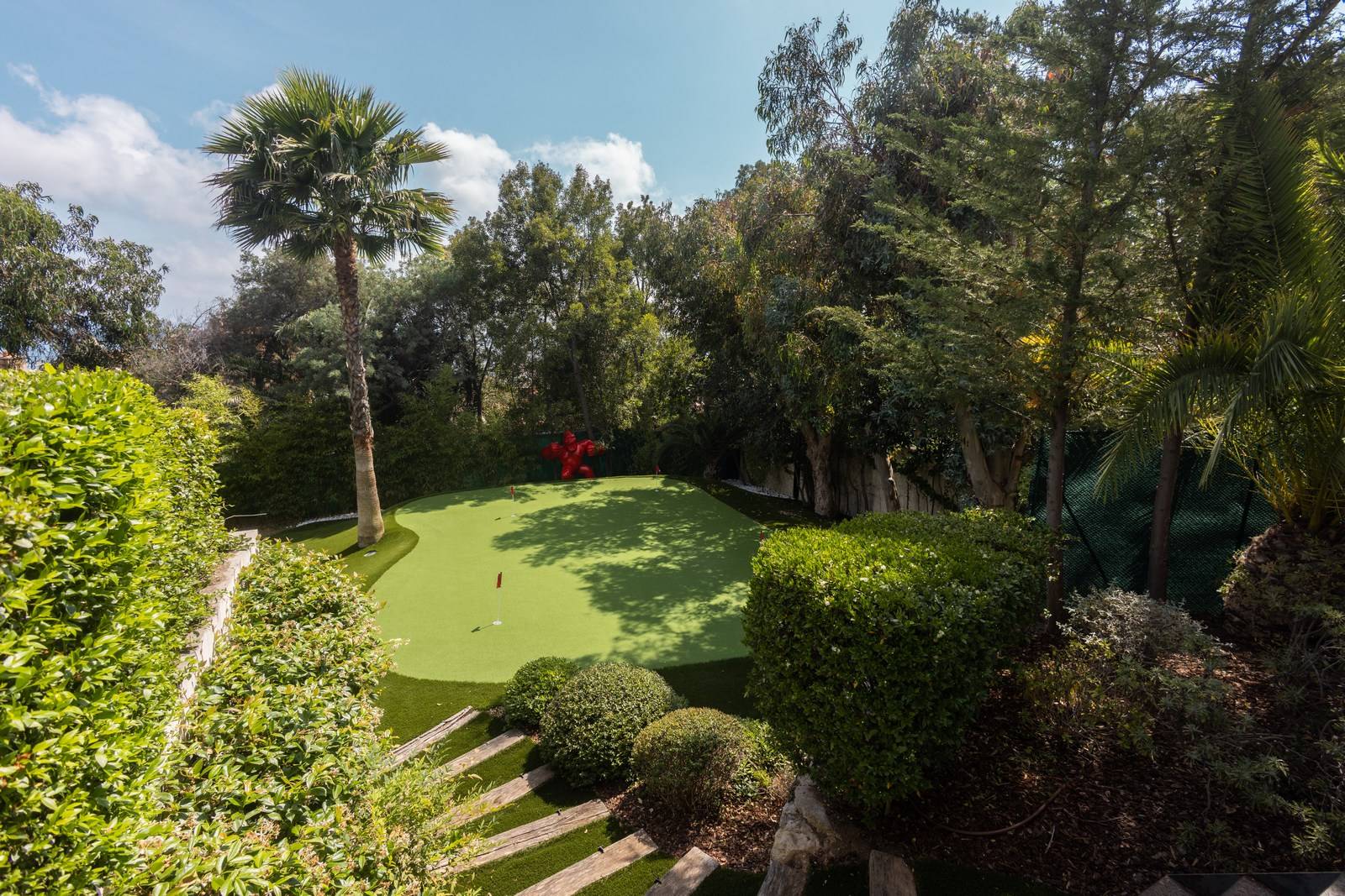 Installation de putting green haute qualité sur Super Cannes dans une propriété de prestige