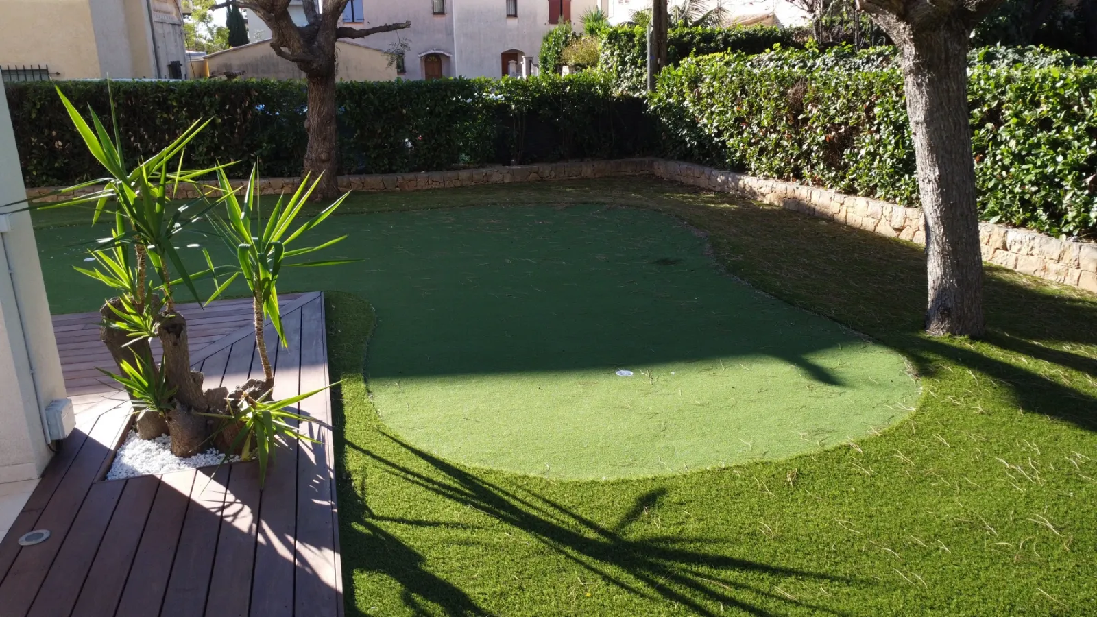 Aménagement d'un jardin à Saint Laurent du Var près de Nice (06) : pose de 223 m² de gazon synthétique LUXE 45 mm haut de gamme avec putting green intégré