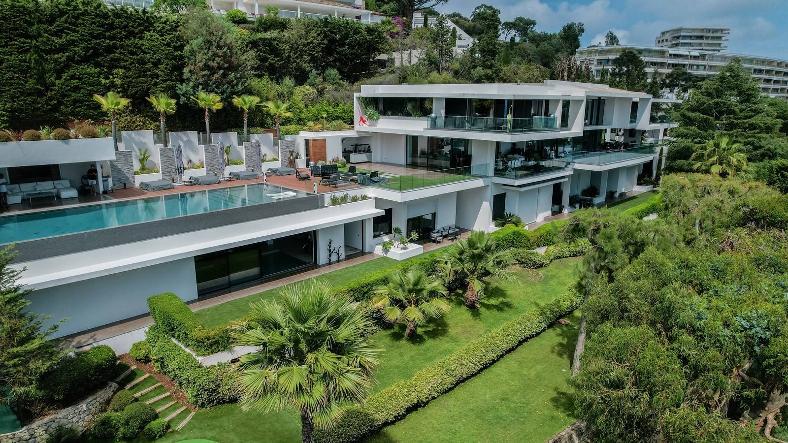 Rénovation d'un jardin dans les hauteurs de Cannes grâce à notre pelouse artificielle Luxe