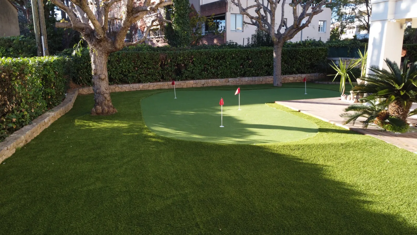Aménagement d'un jardin à Saint Laurent du Var près de Nice (06) : pose de 223 m² de gazon synthétique LUXE 45 mm haut de gamme avec putting green intégré