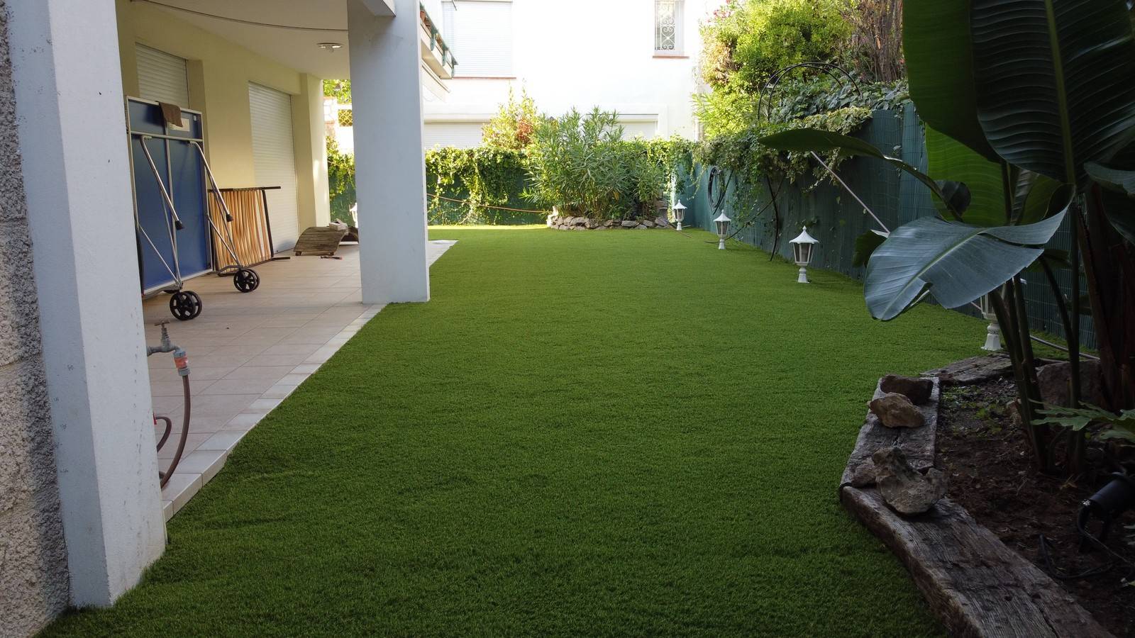 Mise en place d'un gazon synthétique aux couleurs naturelles dans un rez-de-jardin à Juans les Pins à côté d'Antibes