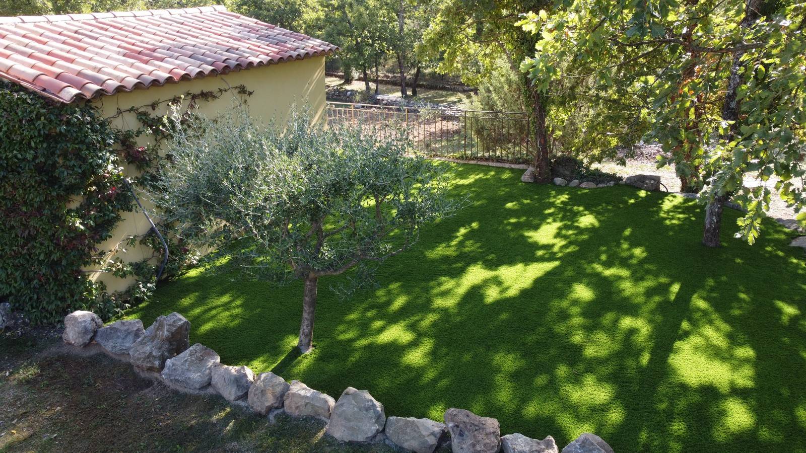 Remise à niveau puis installation d'un gazon artificiel 40mm dans un jardin à Saint Cézaire sur Siagne (06)