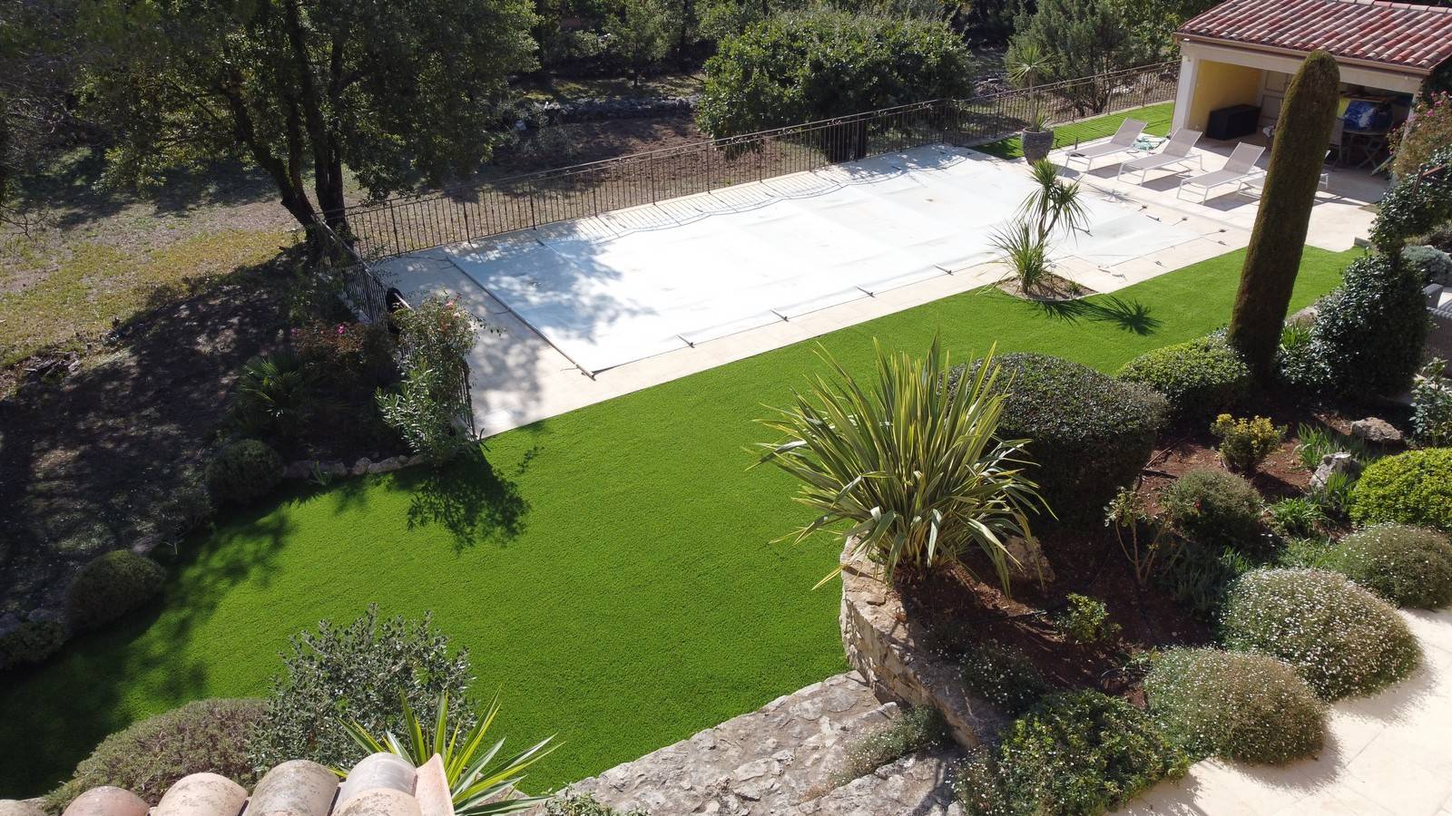 Remise à niveau puis installation d'un gazon artificiel 40mm dans un jardin à Saint Cézaire sur Siagne (06)