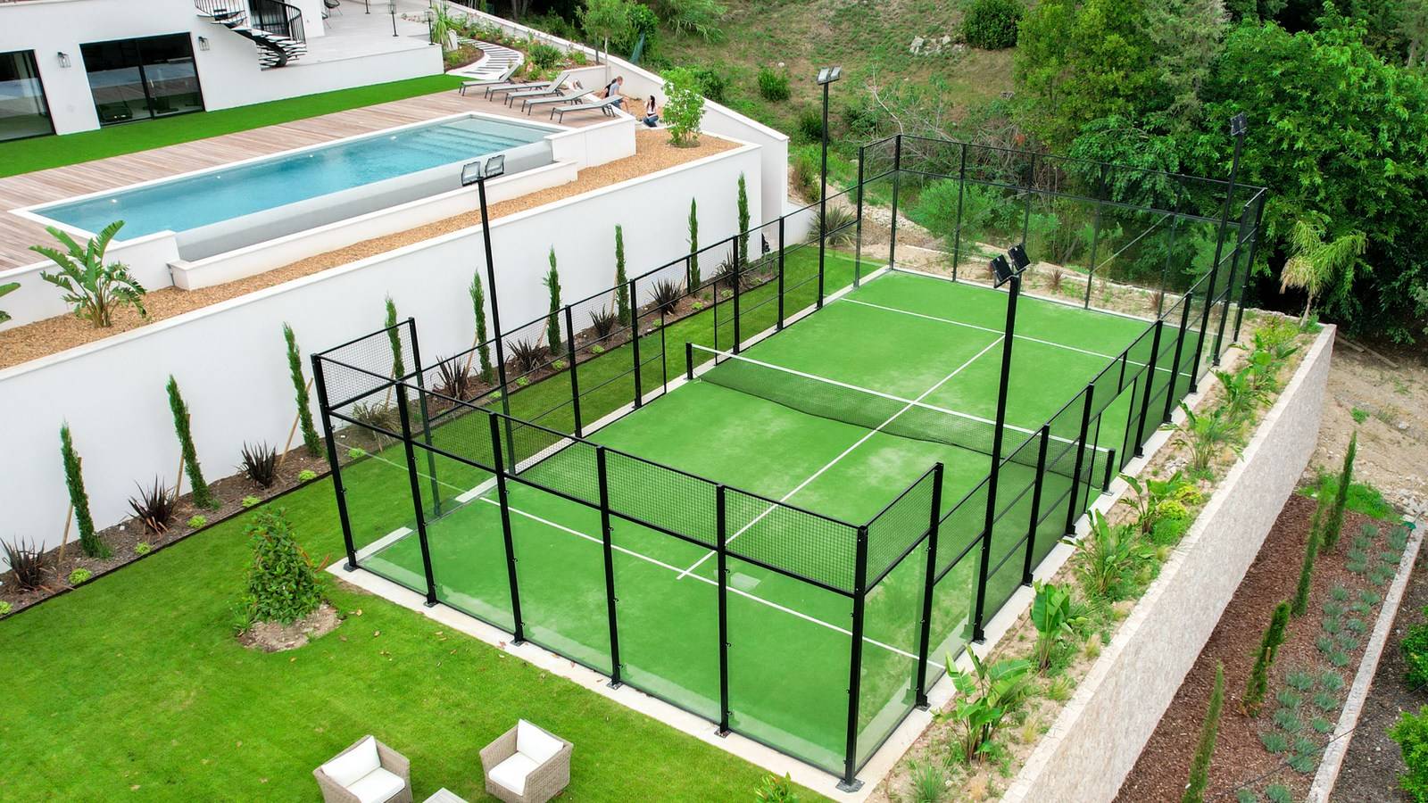 pose de terrain de padel dans une propriété haut de gamme dans le 06