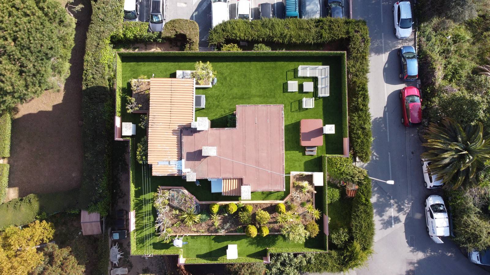 Création d'une terrasse de 180m² en gazon artificiel et haie synthétique en rooftop à Saint Laurent du Var à côté de Nice