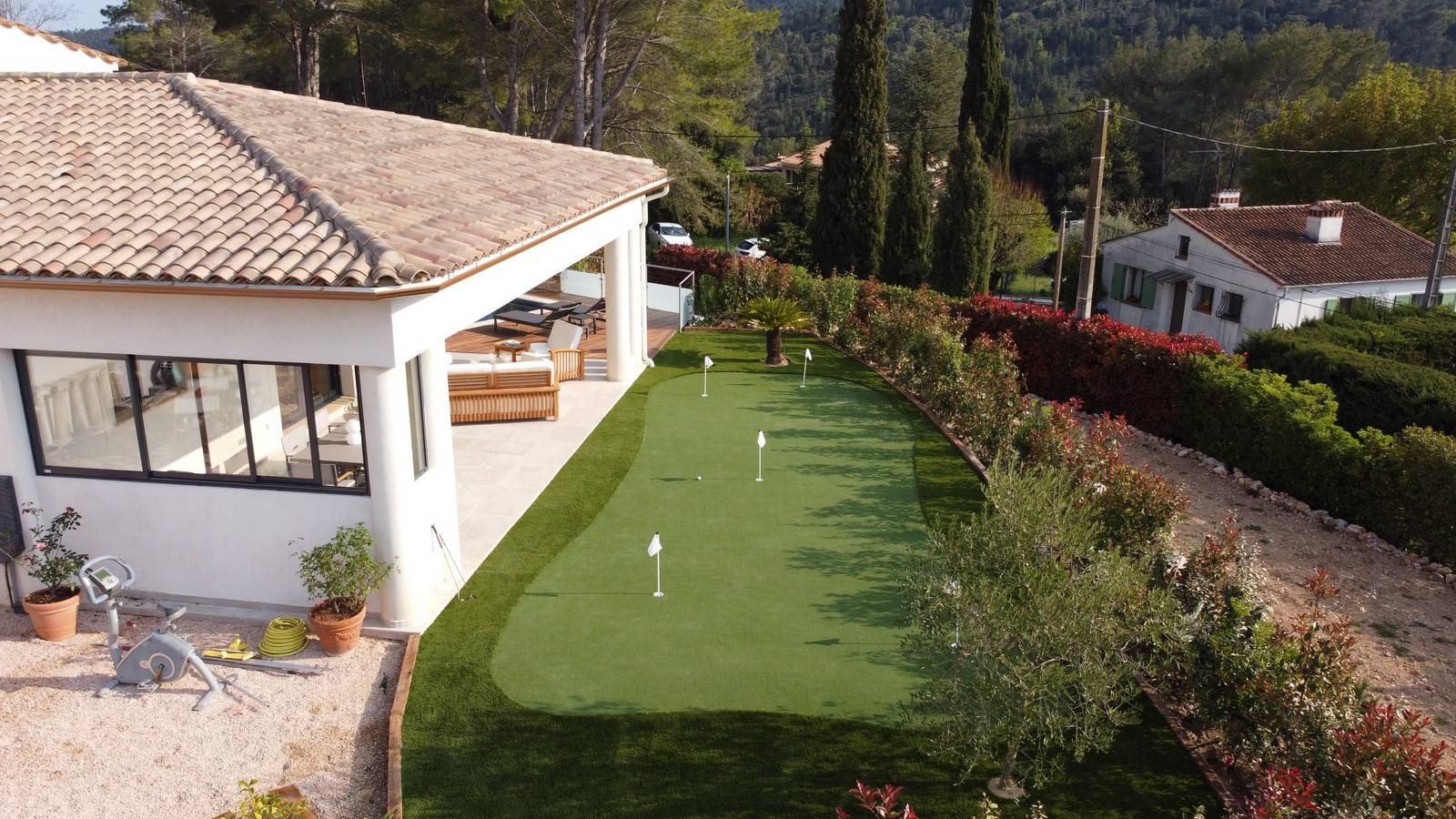 Création de 60m² d'un putting green privé élégant et sur-mesure à Peymeinade à côté de Grasse