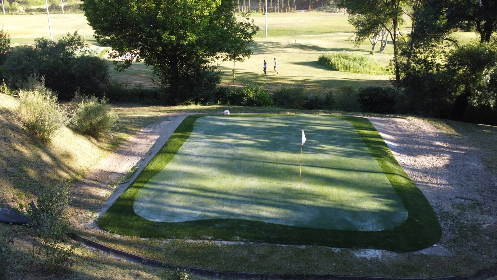 Création de 5 putting greens de golf synthétiques pour le Domaine Ribiera à Forcalquier (04), hôtel spa et golf