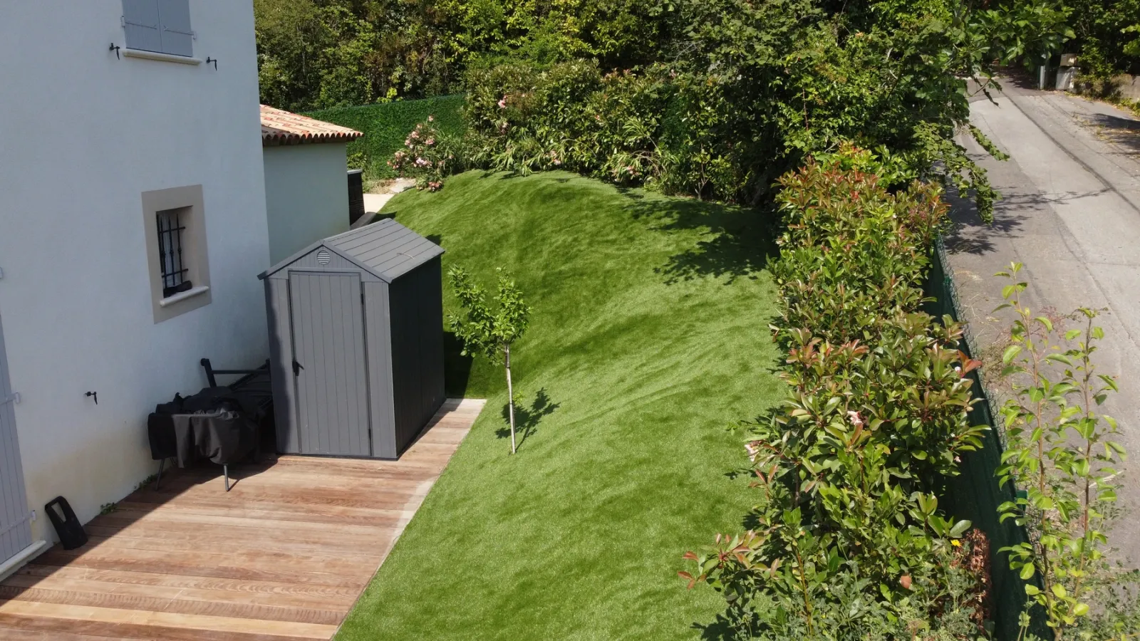 Pose d'une pelouse synthétique sur un terrain en pente à Saint Paul de Vence, sur 300m2 de BRAVO 35 mm