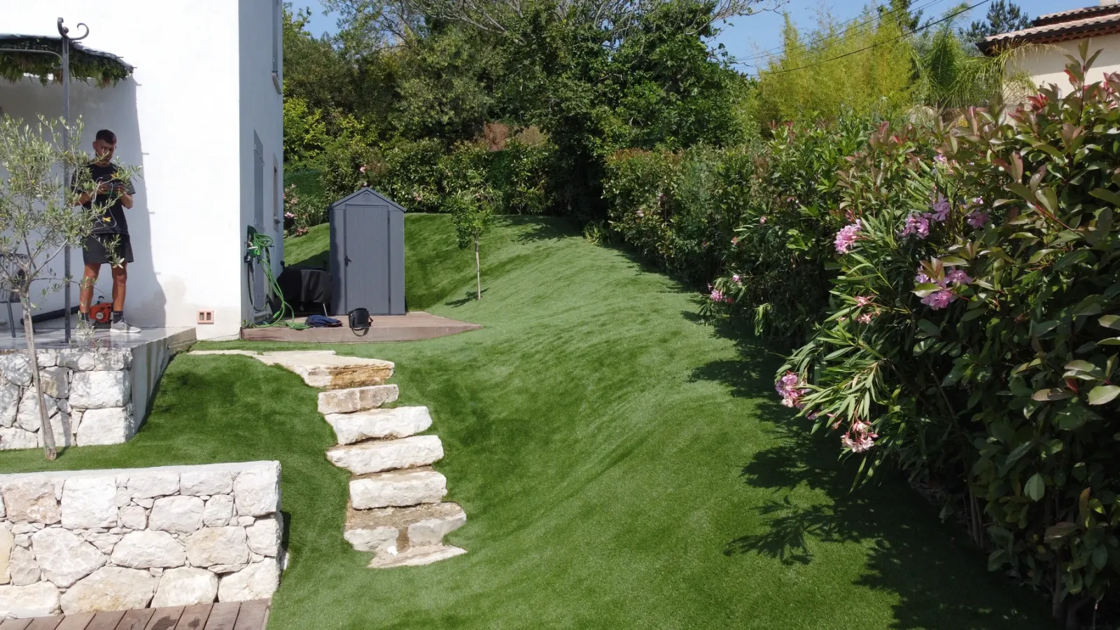 Pose d'une pelouse synthétique sur un terrain en pente à Saint Paul de Vence, sur 300m2 de BRAVO 35 mm