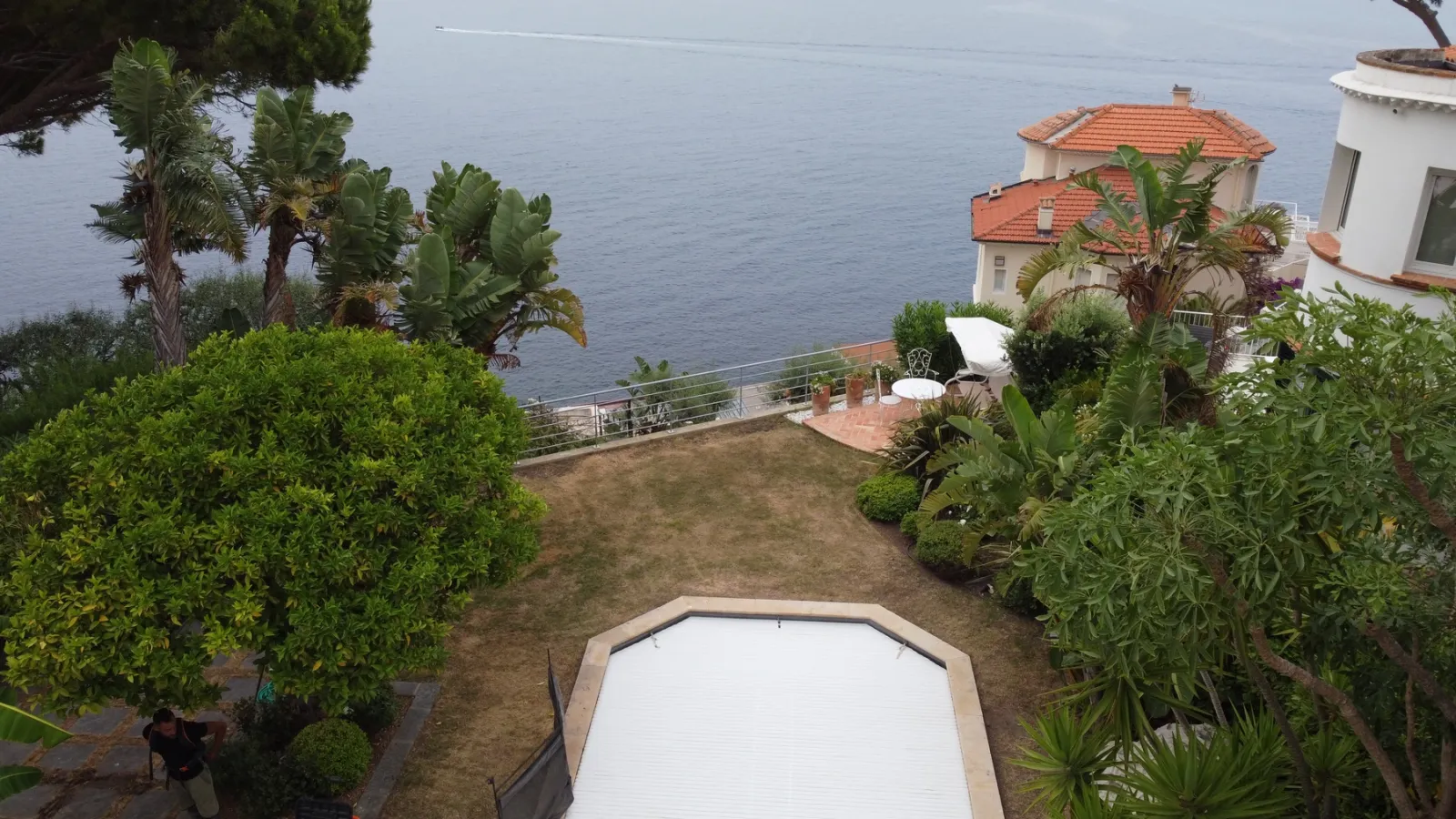 Vue drone du jardin et de la piscine octogonale à Nice avant l'installation du gazon synthétique