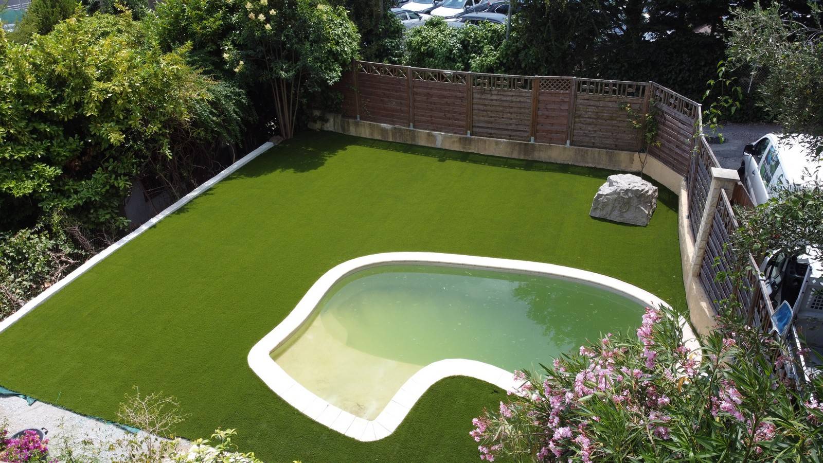 Pose de gazon synthétique autour d'une piscine à Mougins