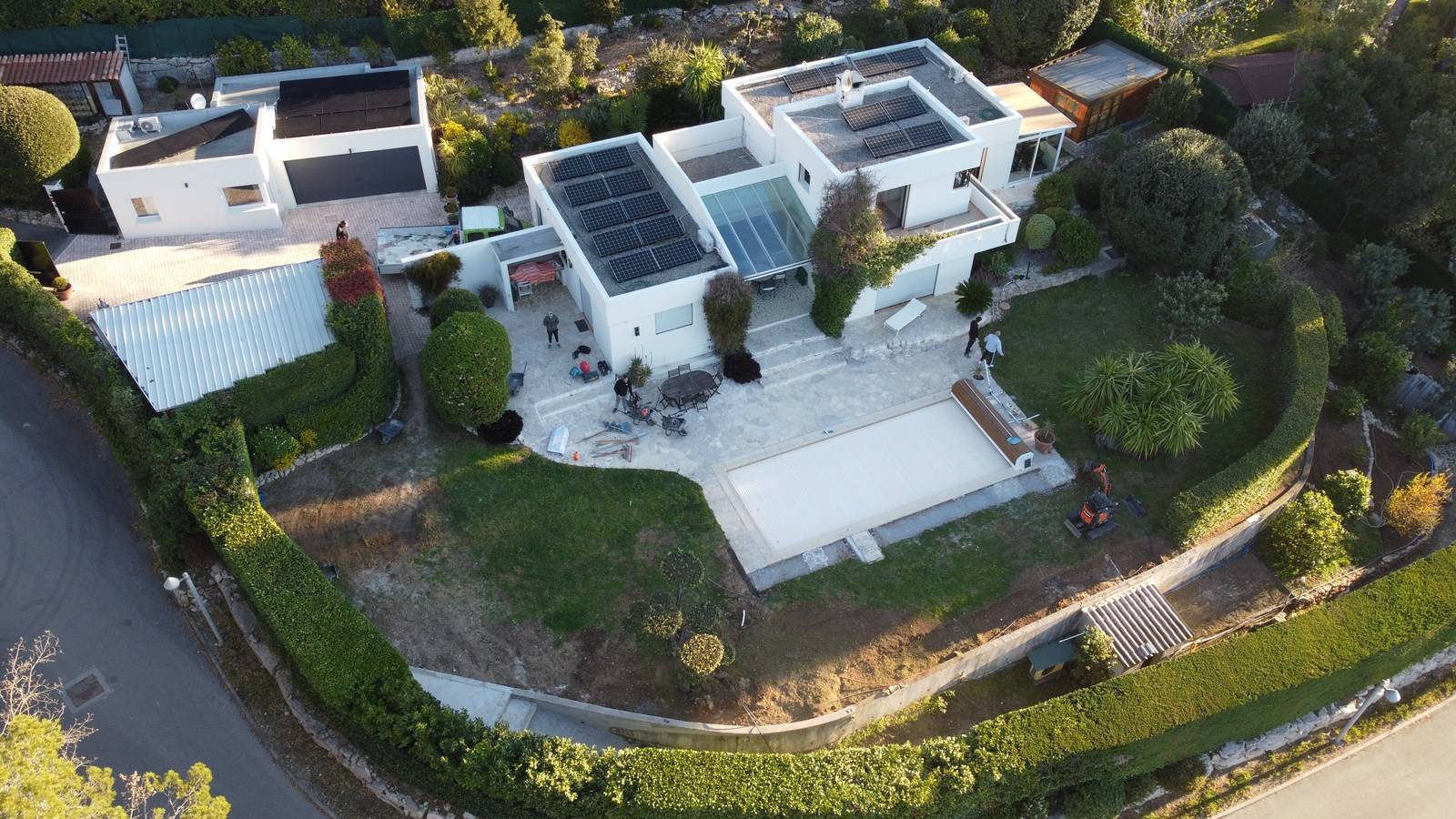 Installation d'un putting green de golf de 55 m² près d'une piscine à Valbonne, puis du jardin en gazon artificiel