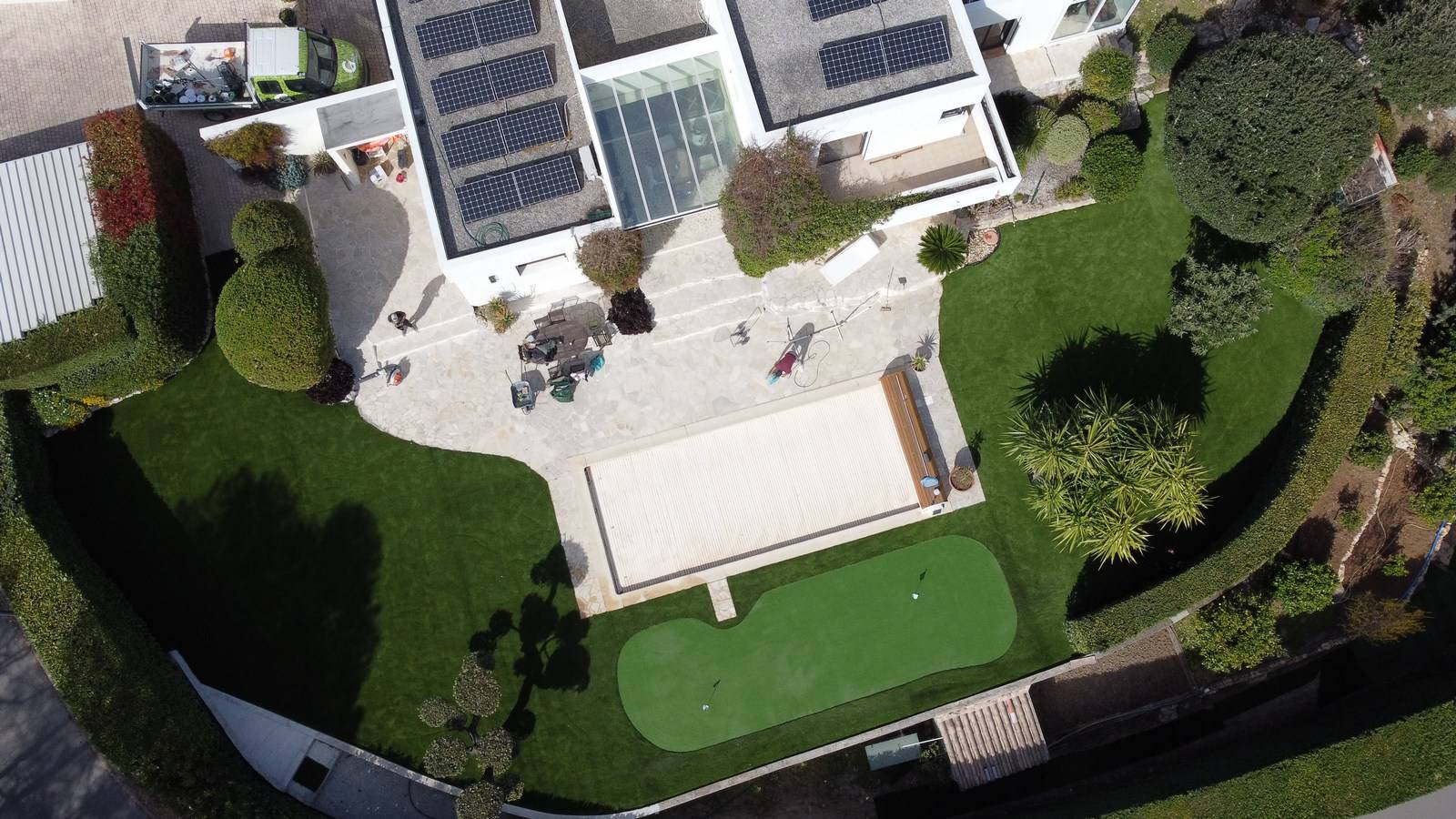Installation d'un putting green de golf de 55 m² près d'une piscine à Valbonne, puis du jardin en gazon artificiel