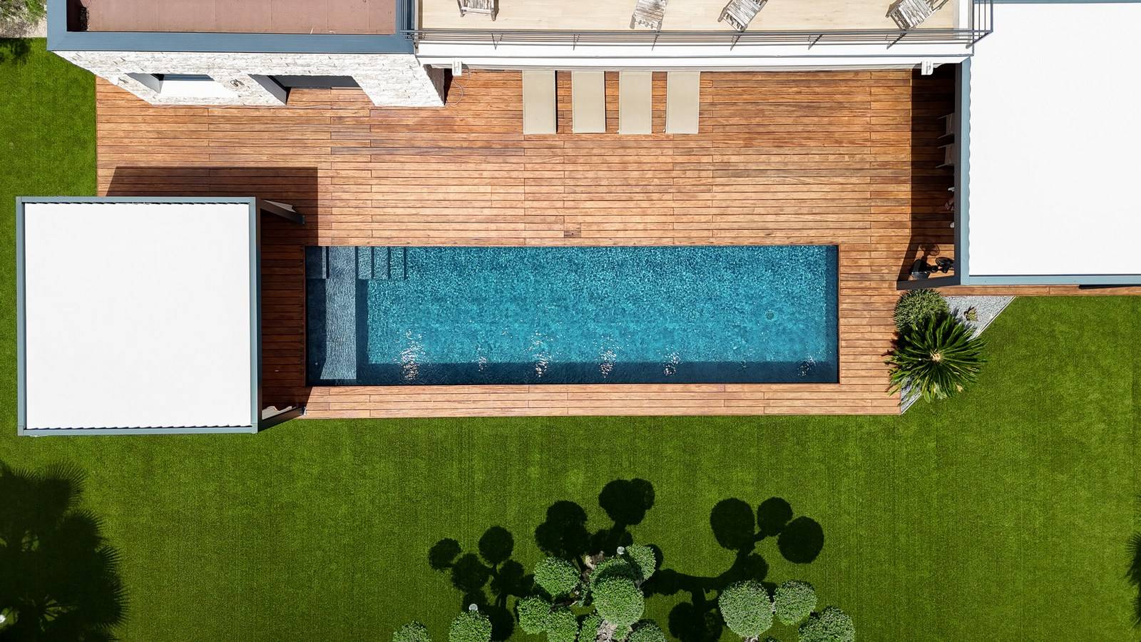 Installateur de gazon synthétique pour jardin et tour de piscine à Opio