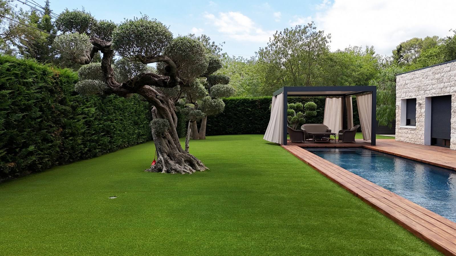 Intégration de gazon synthétique autour des arbres pour ce jardin à Opio