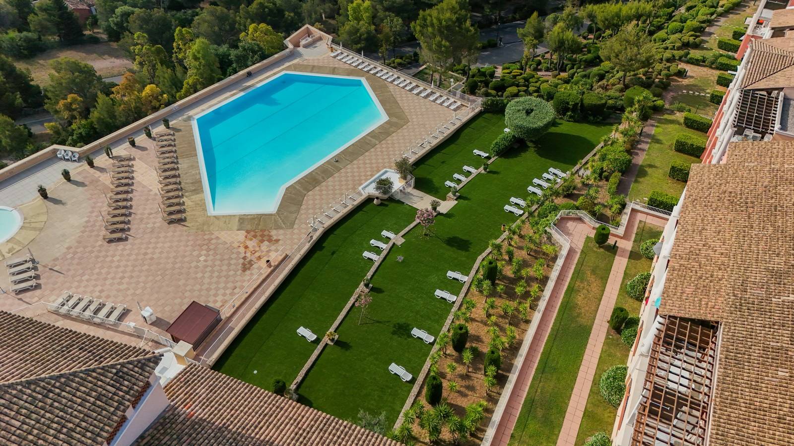 Création de jardin en restanque en gazon synthétique à Saint Raphael