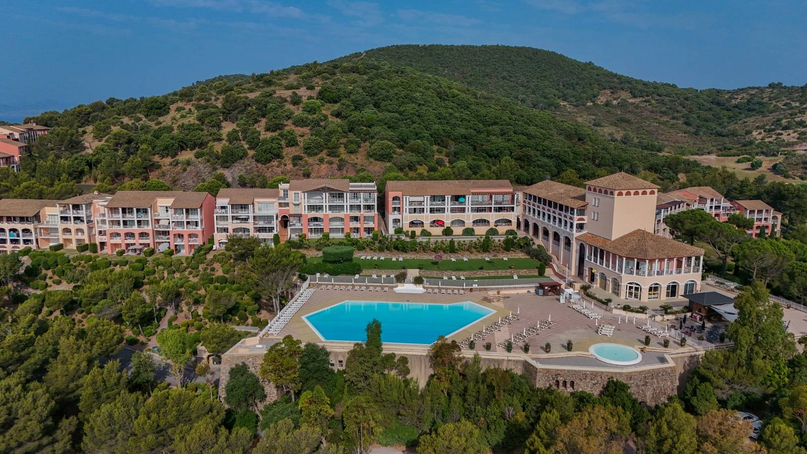 Pose de 350 m² de gazon synthétique Riviera 35 mm pour un village vacances au Cap Esterel à Saint-Raphaël (83), aménagement des abords de piscine