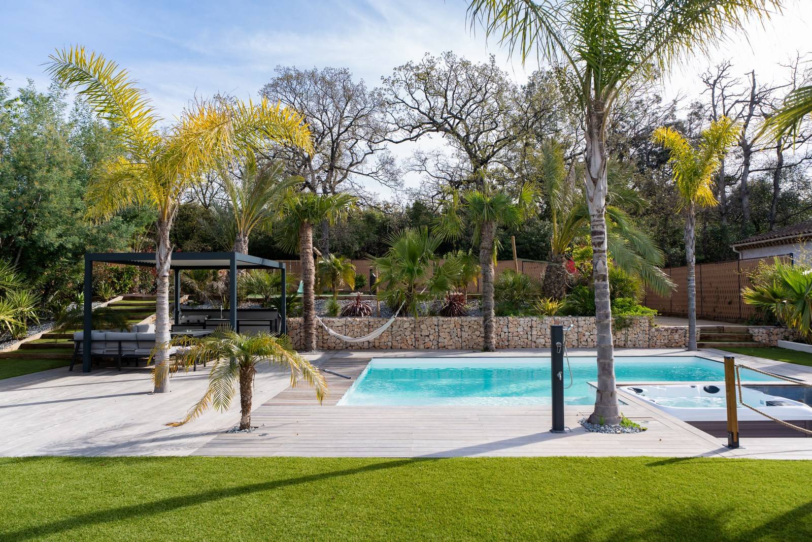 Aménagement paysager de jardin et piscine avec gazon synthétique dans le Var