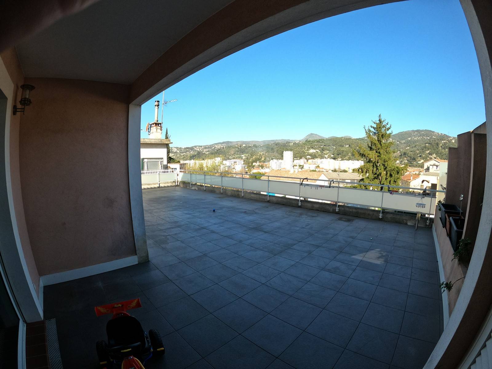 Pose de gazon synthétique sur une terrasse en dalles de béton de 100m² à Nice (06)