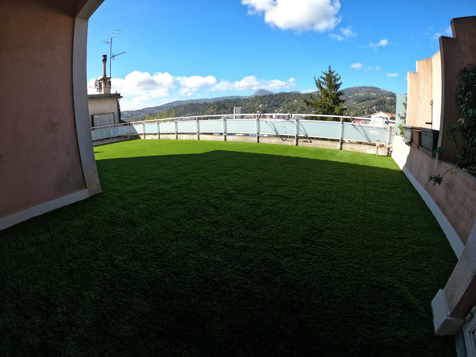 Pose de gazon synthétique sur une terrasse en dalles de béton de 100m² à Nice (06)