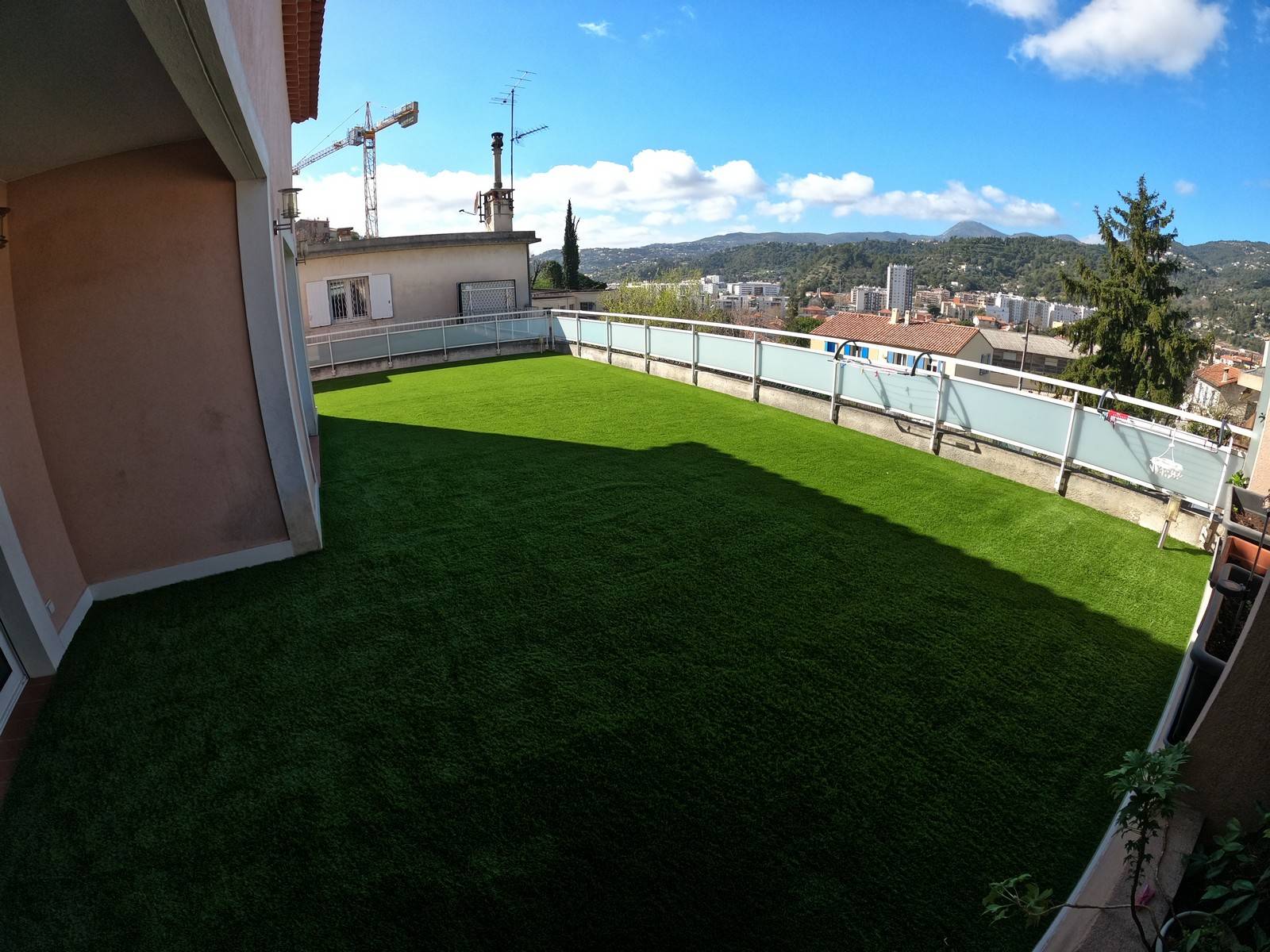 Gazon synthétique qui ne chauffe pas Antibes dans les Alpes Maritimes