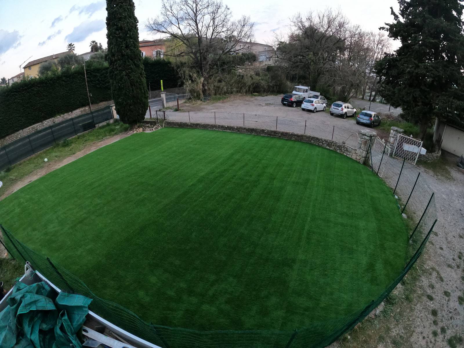 Création d'un terrain de jeu pour enfants en gazon synthétique chez un particulier à Mougins près de Cannes