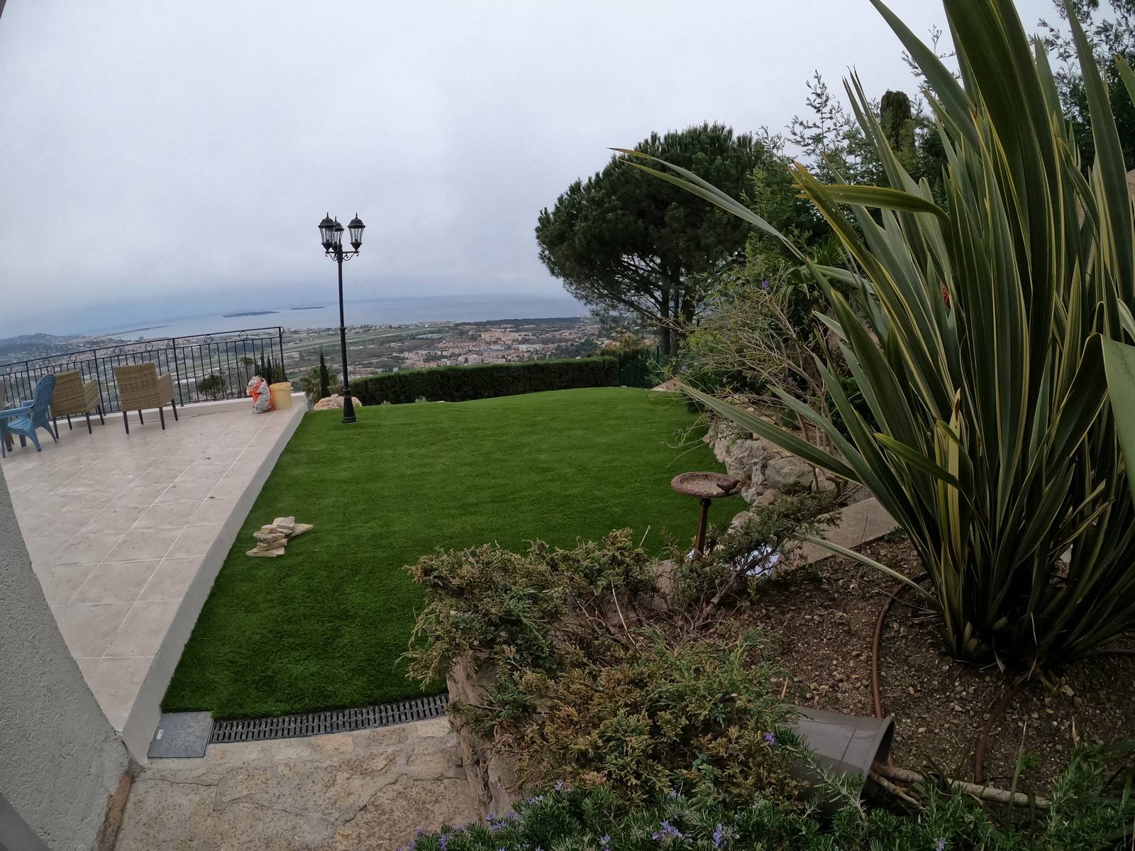 Destockage massif de gazon synthétique de qualité Antibes dans les Alpes Maritimes