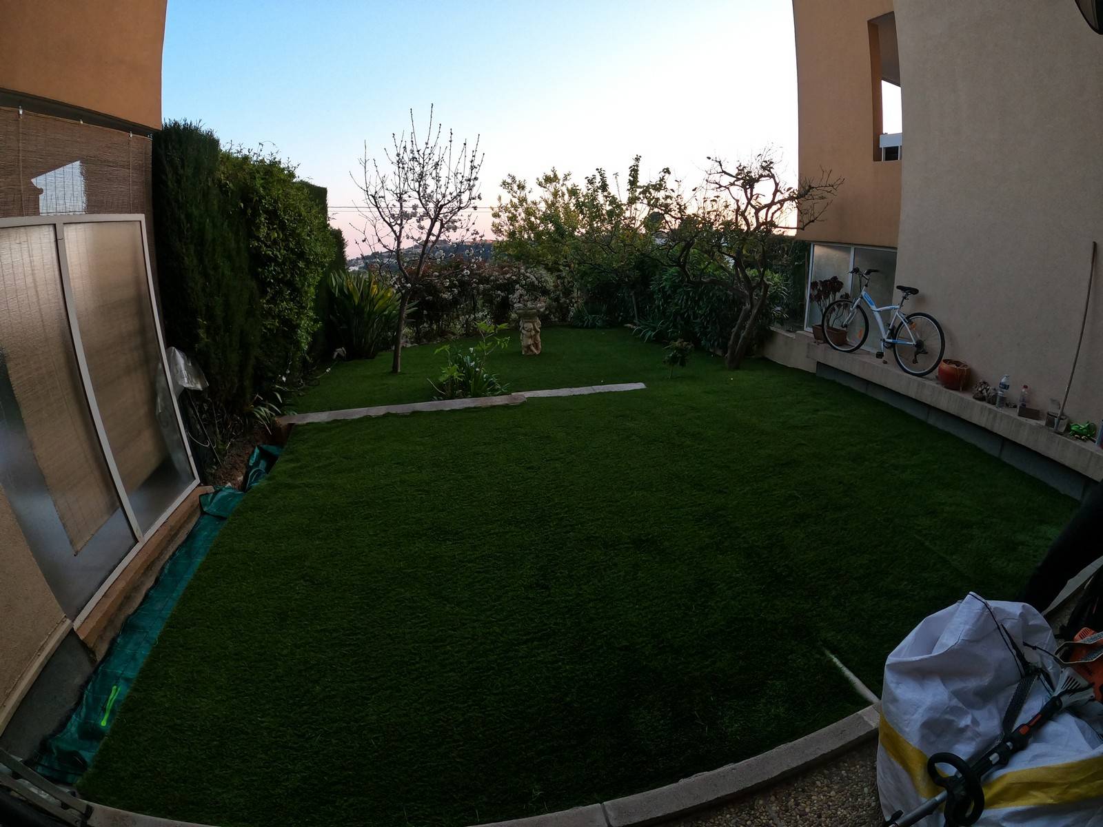 Aménagement d'un rez-de-jardin avec pelouse synthétique à Nice