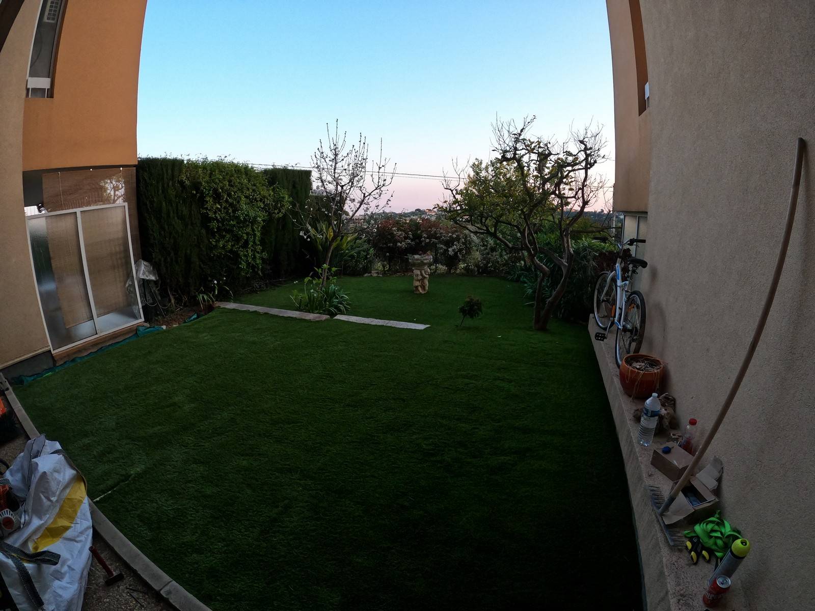 Aménagement d'un rez-de-jardin avec pelouse synthétique à Nice