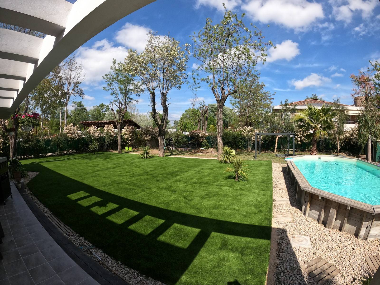 Réalisation d'un grand jardin en gazon synthétique