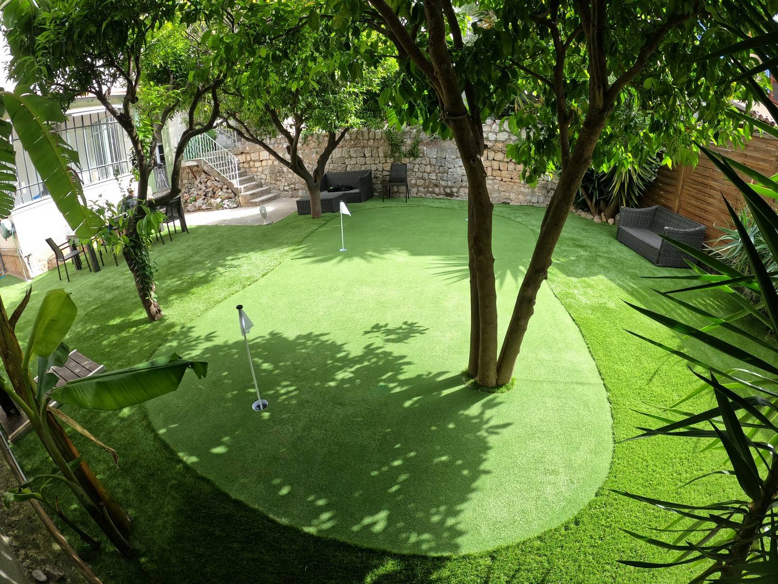 Création d'un green de golf avec roulement de balle optimal à Cannes dans la cour d'un particulier