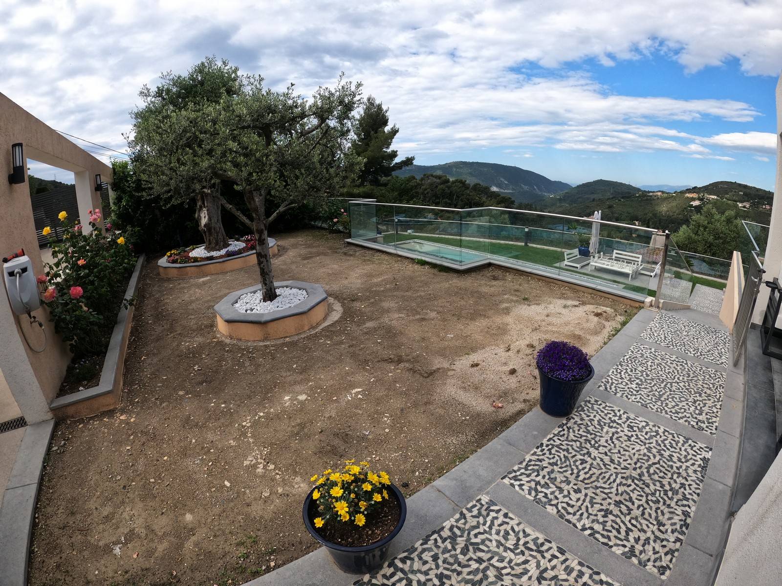 Mise en place d'un putting green en gazon synthétique original à Monaco chez un particulier