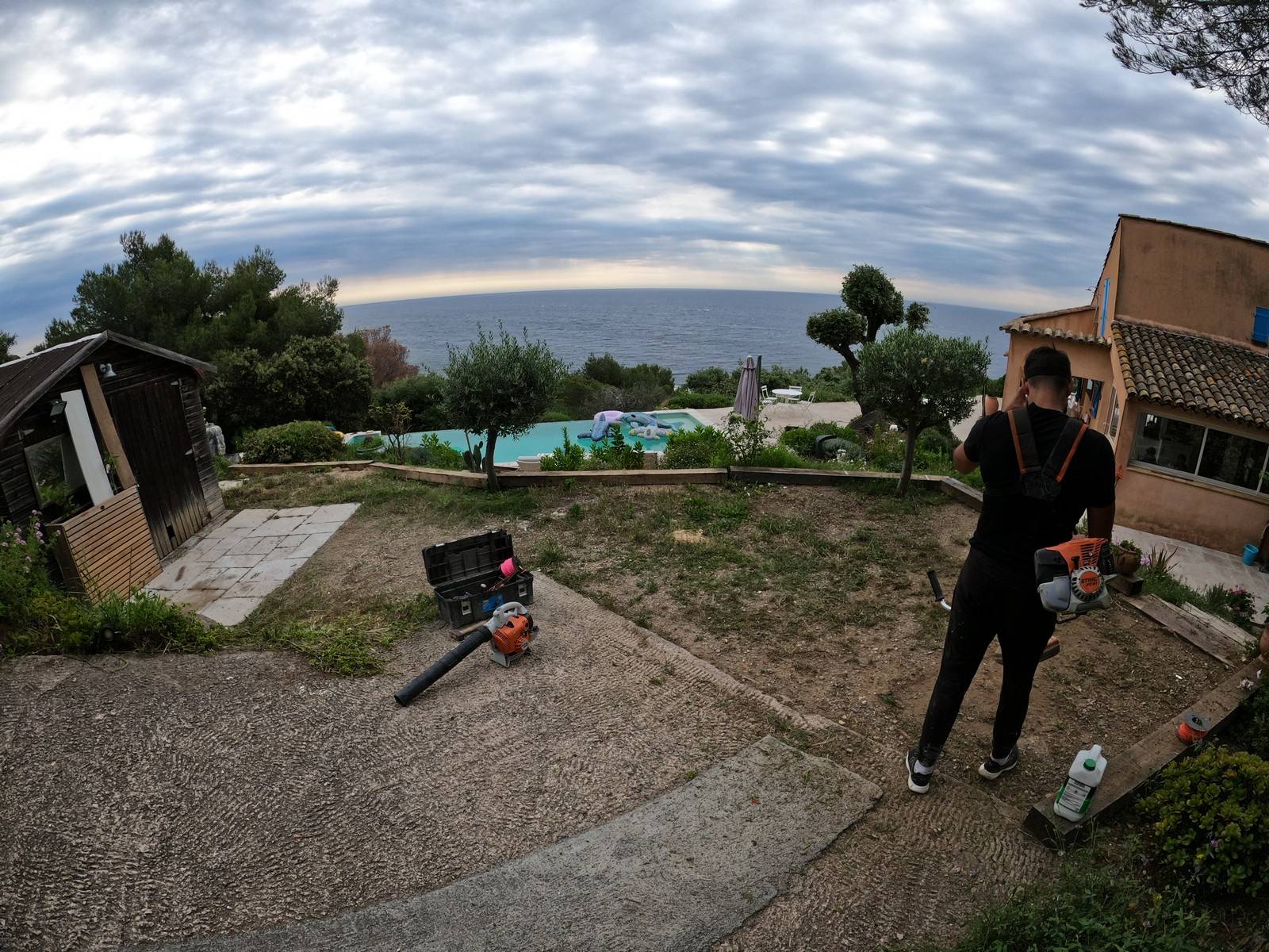Installation d'une pelouse synthétique haut de gamme en restanque sur St Tropez dans le Var (83)