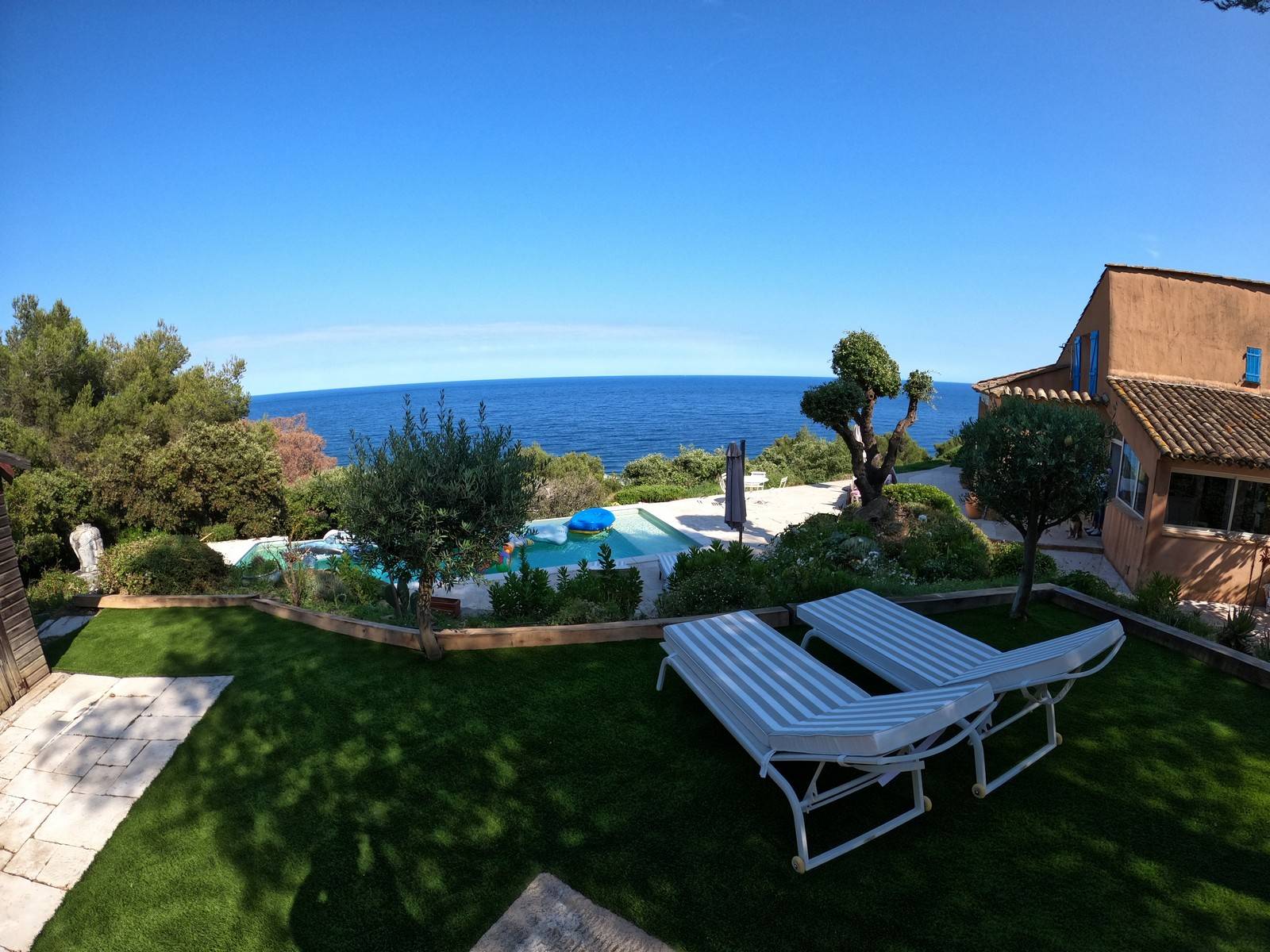 Installation d'une pelouse synthétique haut de gamme en restanque sur St Tropez dans le Var (83)