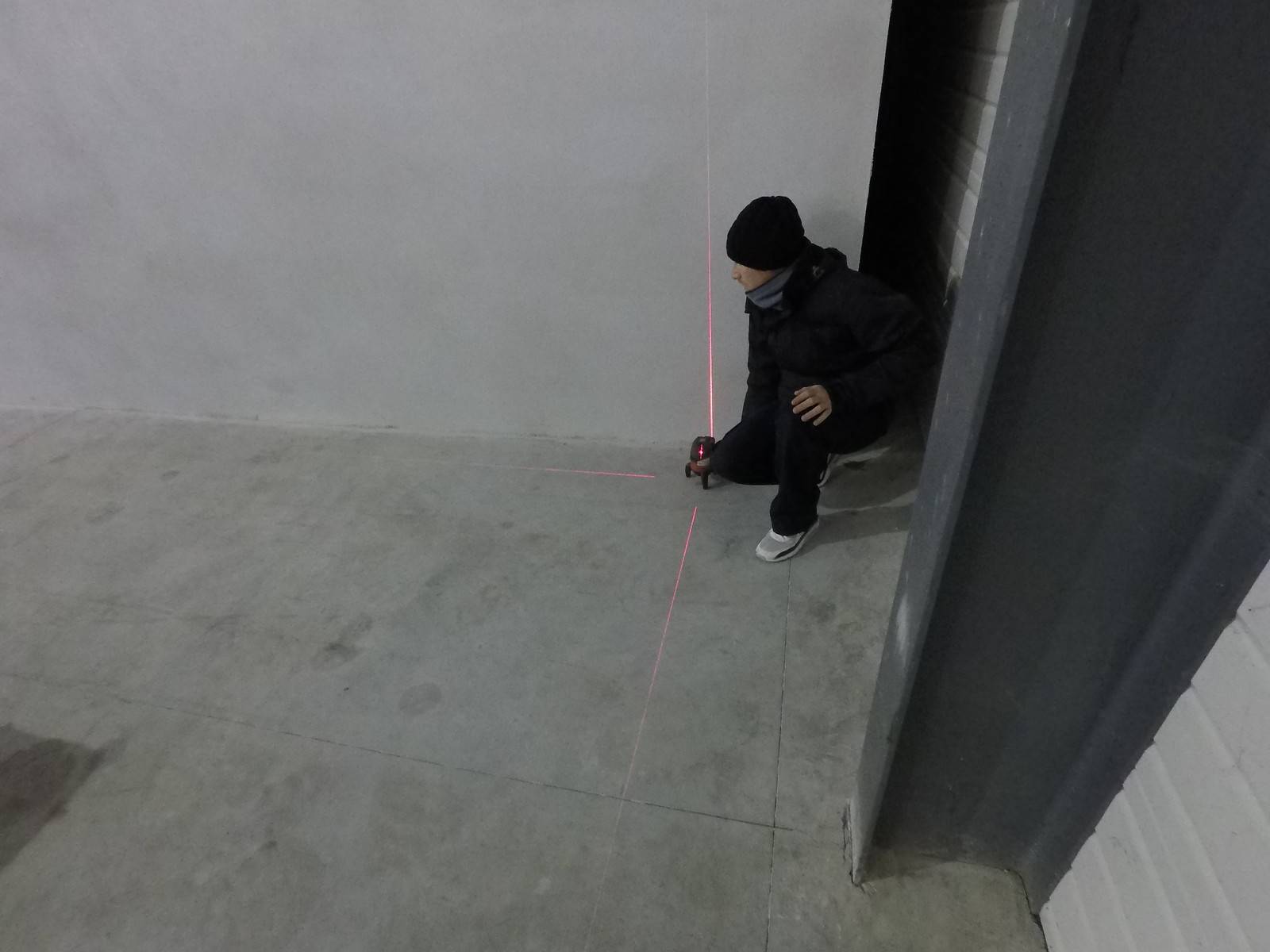 Réalisation d'un terrain de padel en gazon synthétique dans un hangar à Cahors dans le Lot