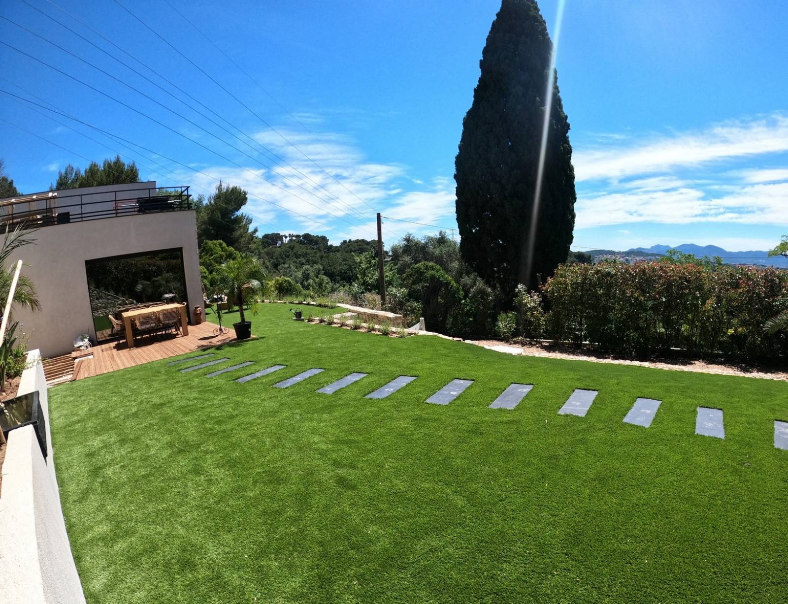 Installation d'un gazon synthétique de qualité supérieure avec de nombreuses découpes autour des margelles à Mougins (06)