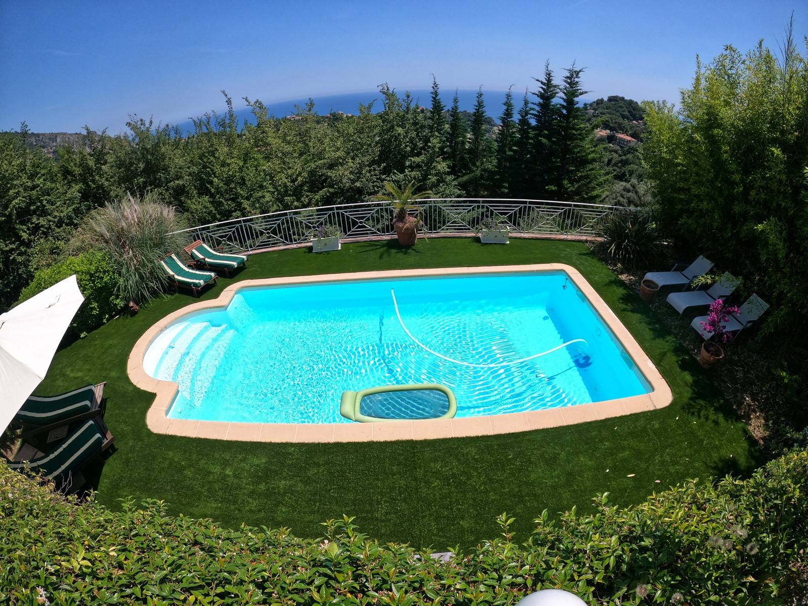 Changement du revêtement d'un pourtour de piscine en pelouse synthétique à Menton près de Monaco