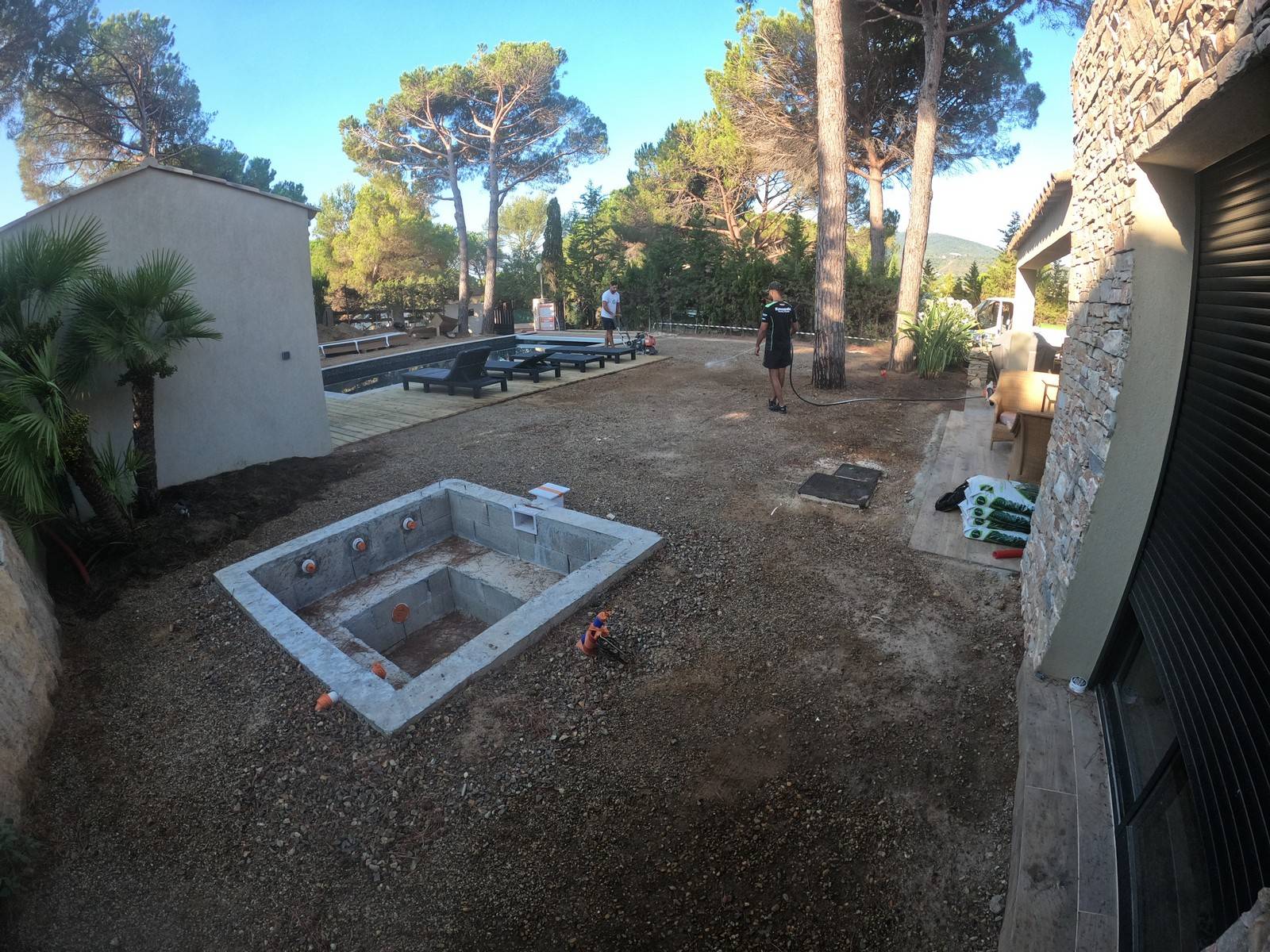 Mise en place d'un gazon synthétique dans le jardin d'une maison neuve à Saint-Maxime